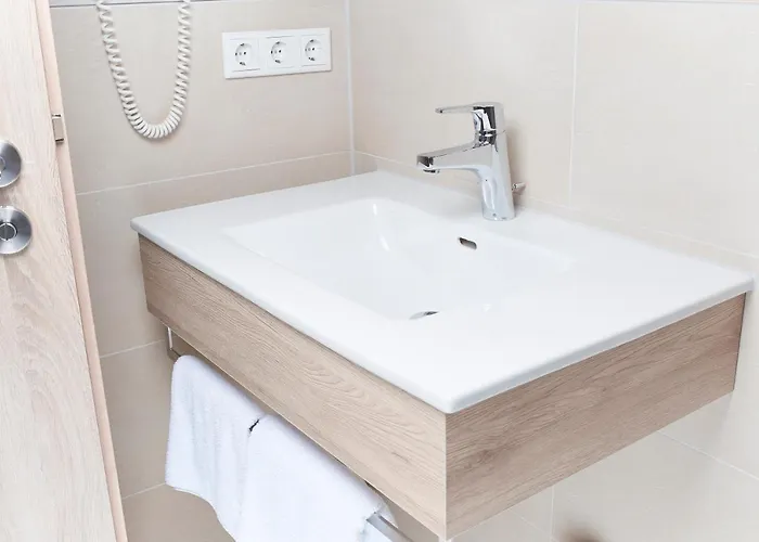 Alpha בית הארחה